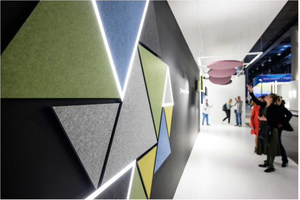 As a design element, noise-absorbing surfaces and lighting elements form a symbiosis. Source: Messe Frankfurt Exhibition GmbH