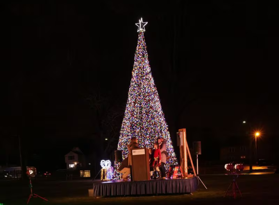 Read more about the article Cleveland: GE Lighting Lights Up the Holidays at NELA Park with Dazzling LED Light Displays