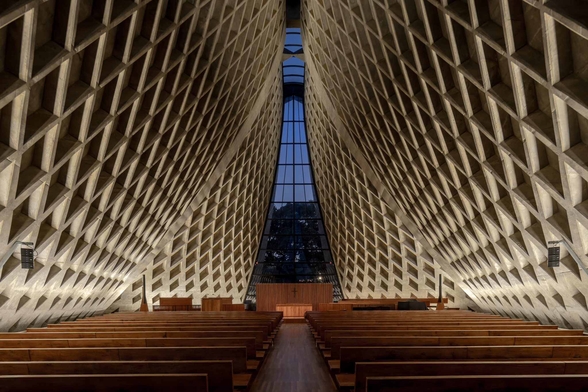 IES25 Illumination Awards: Luce Memorial Chapel, Photo credit: Yu-Chen and Sen-Yung Liu